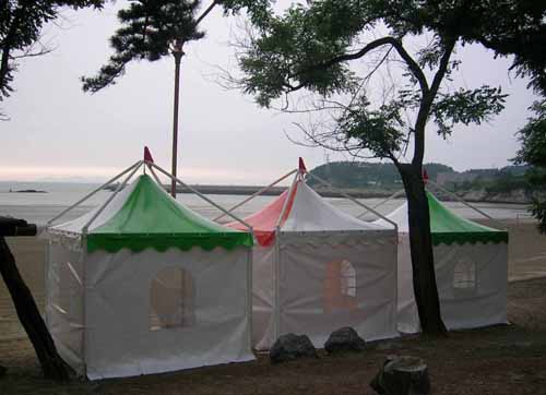 유럽식 고급 텐트가 설치된 영광 가마미해수욕장. 다른 곳에서 아직 체험하지 못한 새로운 형태의 숙박을 경험할 수 있다. 